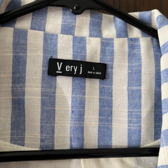 V ery j light blue and white striped jacket. Size Large. NWOT - Picture 2 of 6